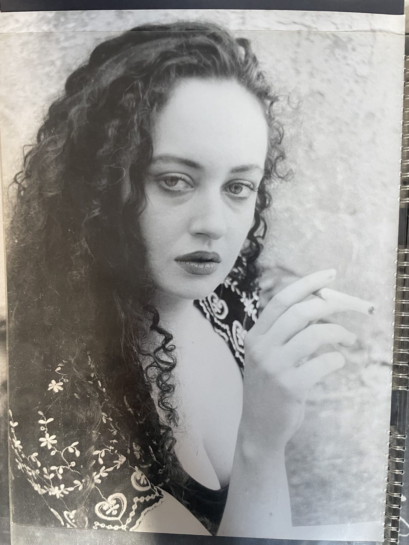 Portrait d’archive de Maria Paillard — Cheveux bouclés