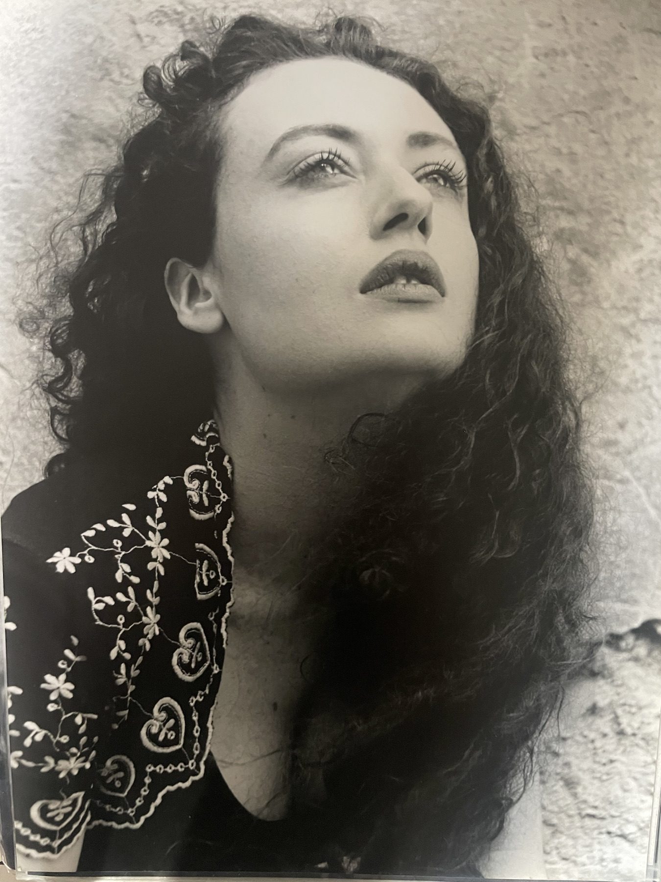 Portrait d’archive de Maria Paillard — Le regard levé