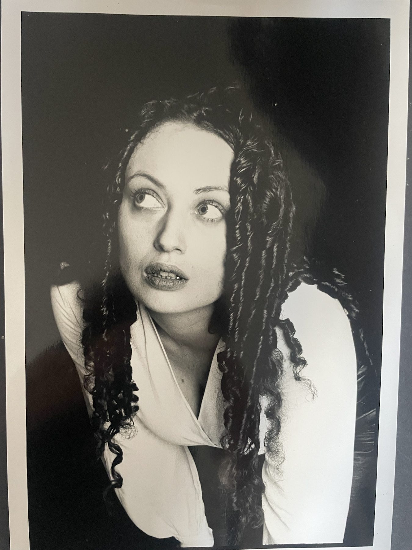 Portrait d’archive de Maria Paillard — Regard de côté