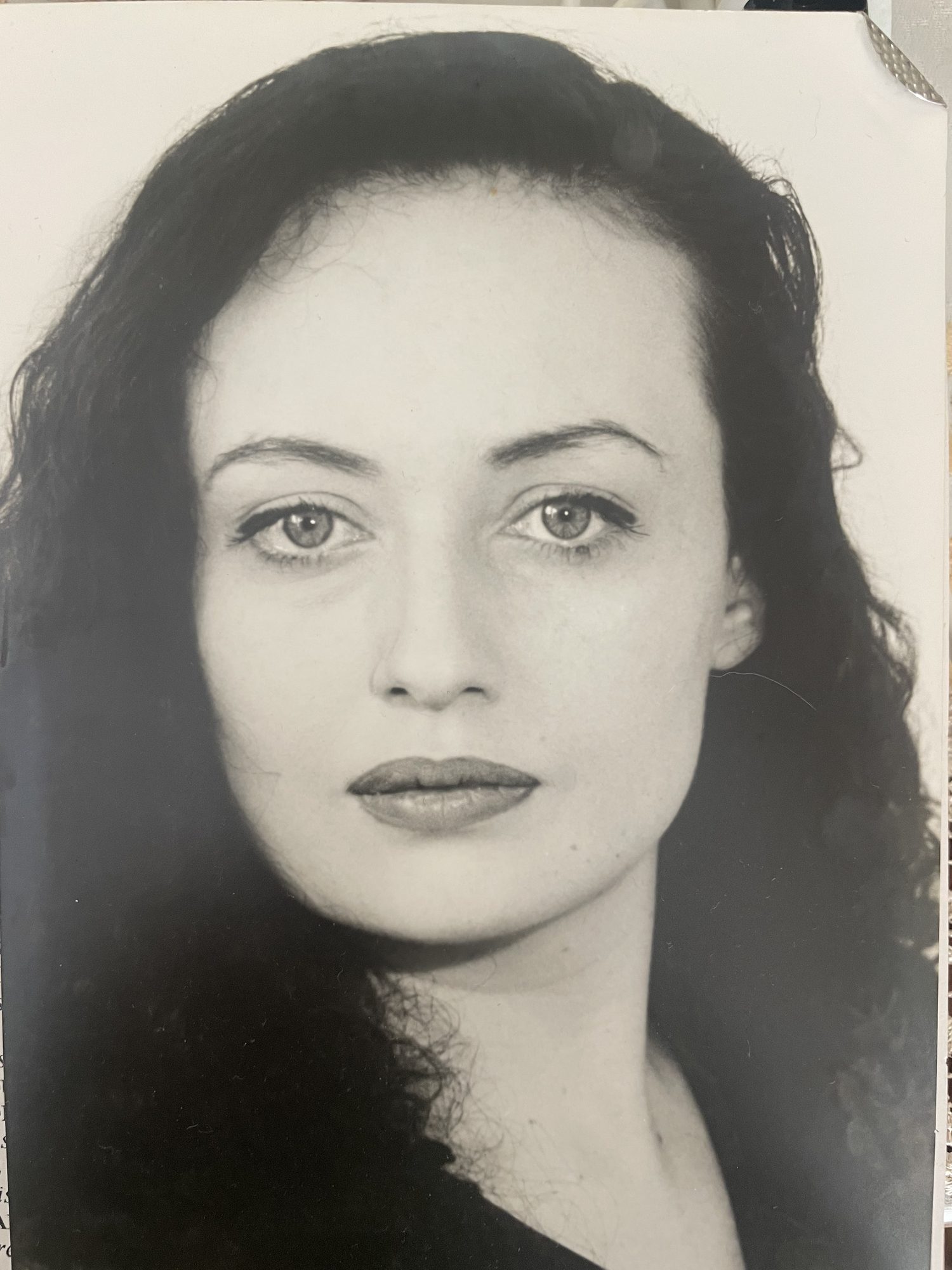 Portrait noir et blanc de la comédienne Maria Paillard
