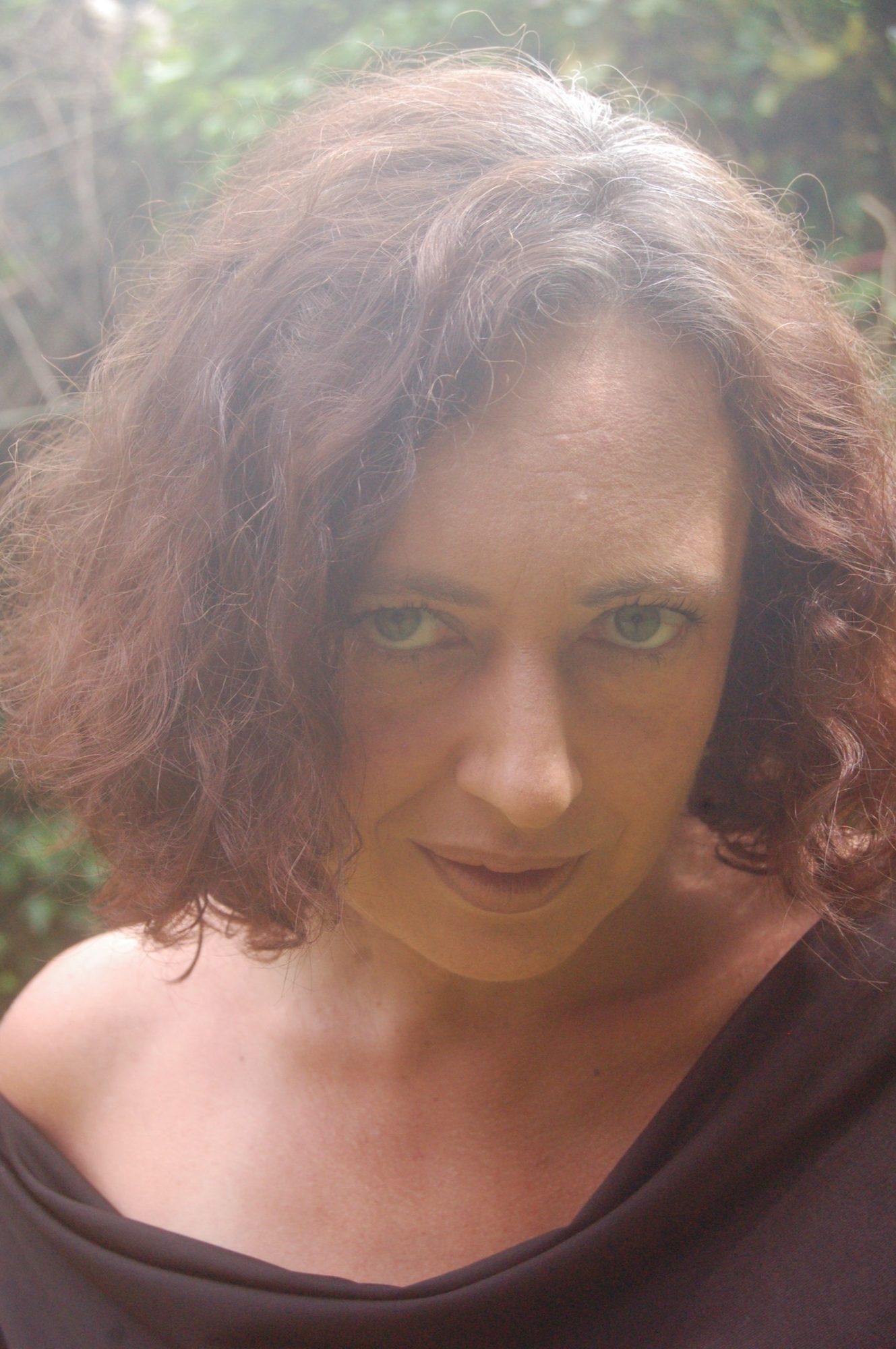 Maria Paillard — Portrait au jardin · regard caméra
