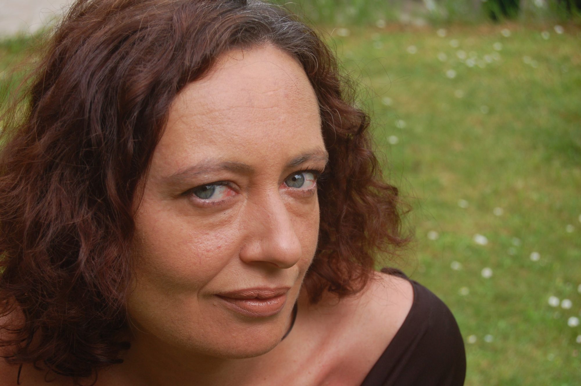 Maria Paillard — Portrait au jardin · trois-quarts